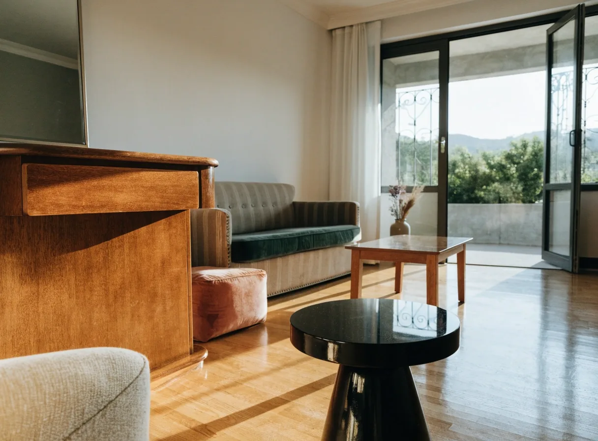 Manos de una persona adulta limpiando una superficie de madera en casa